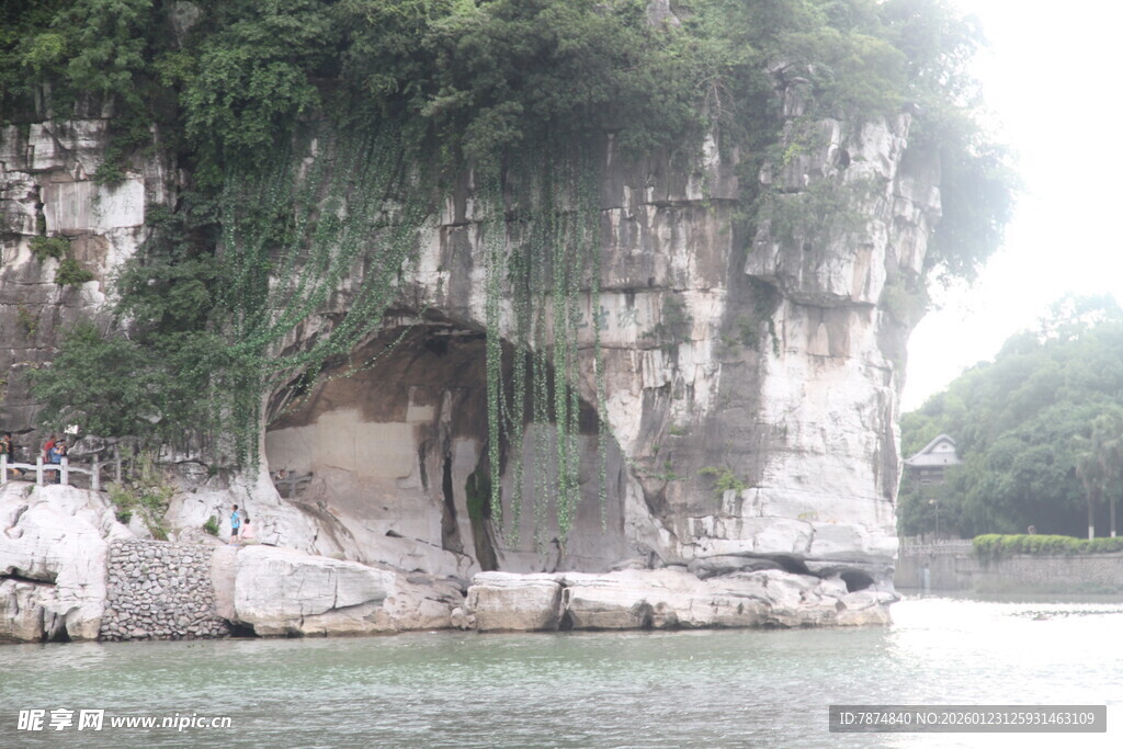 山水相依的自然风景