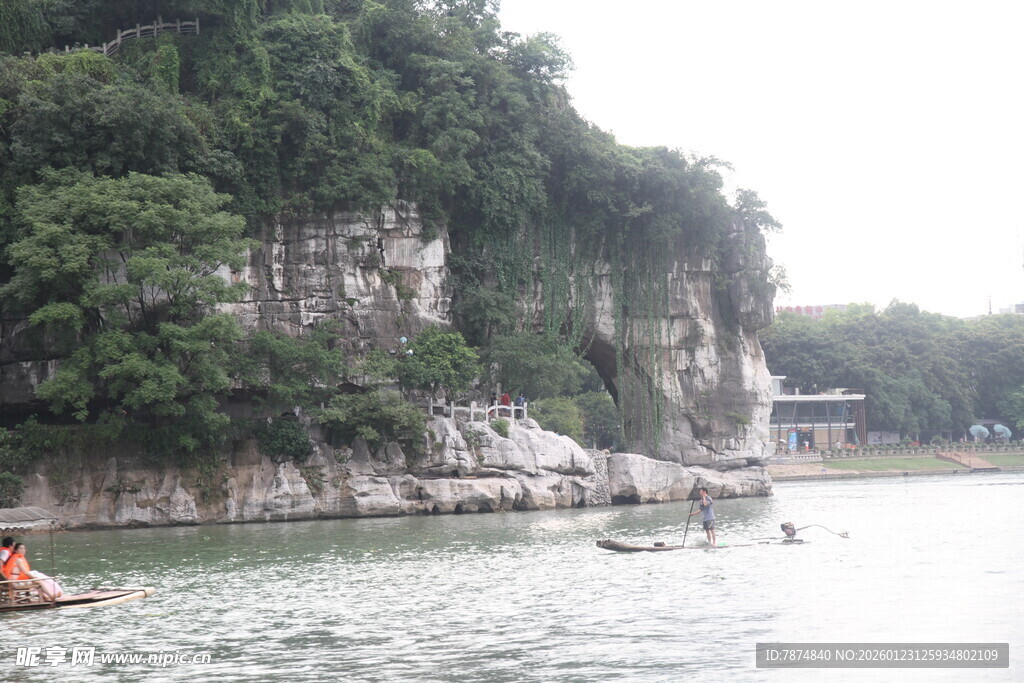 山水间的小船景色
