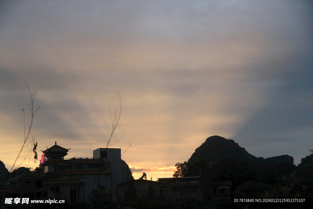 黄昏下的建筑剪影