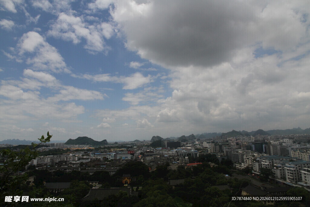 城市上空的蓝天白云景观