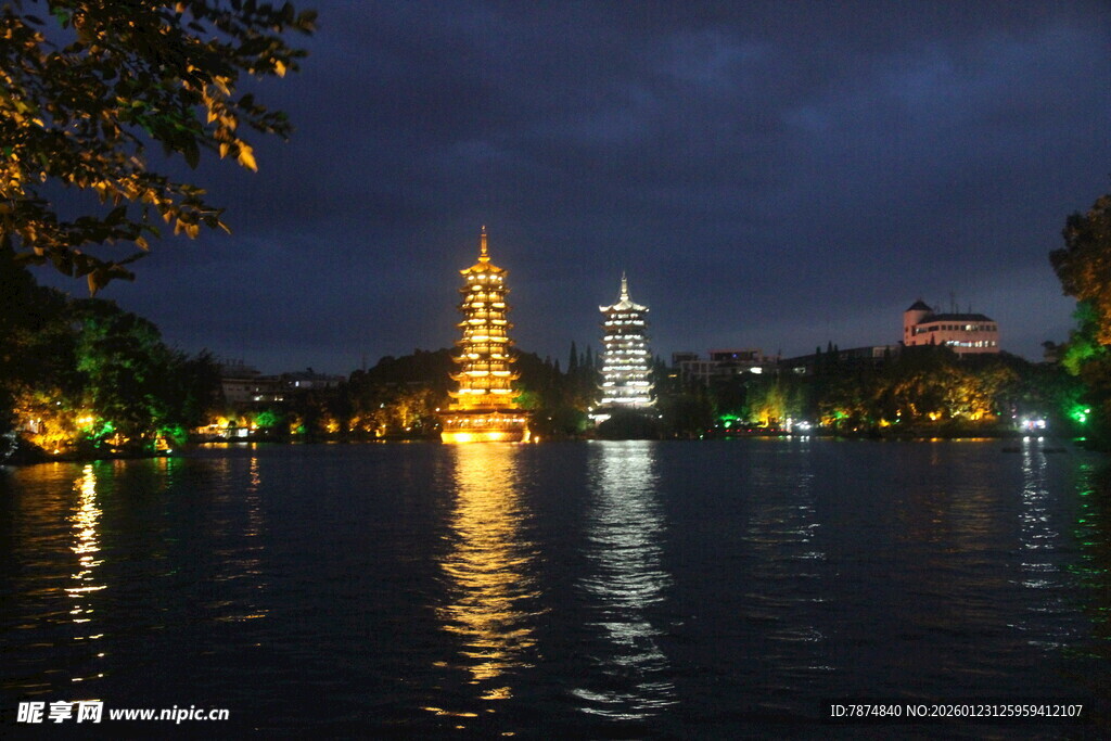 湖畔双塔楼夜景
