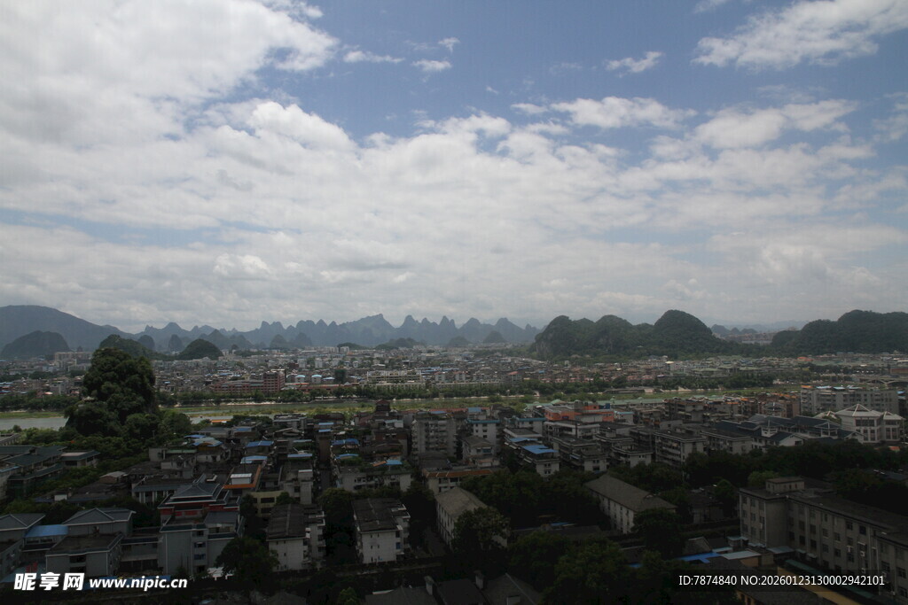 俯瞰城市与远山景观