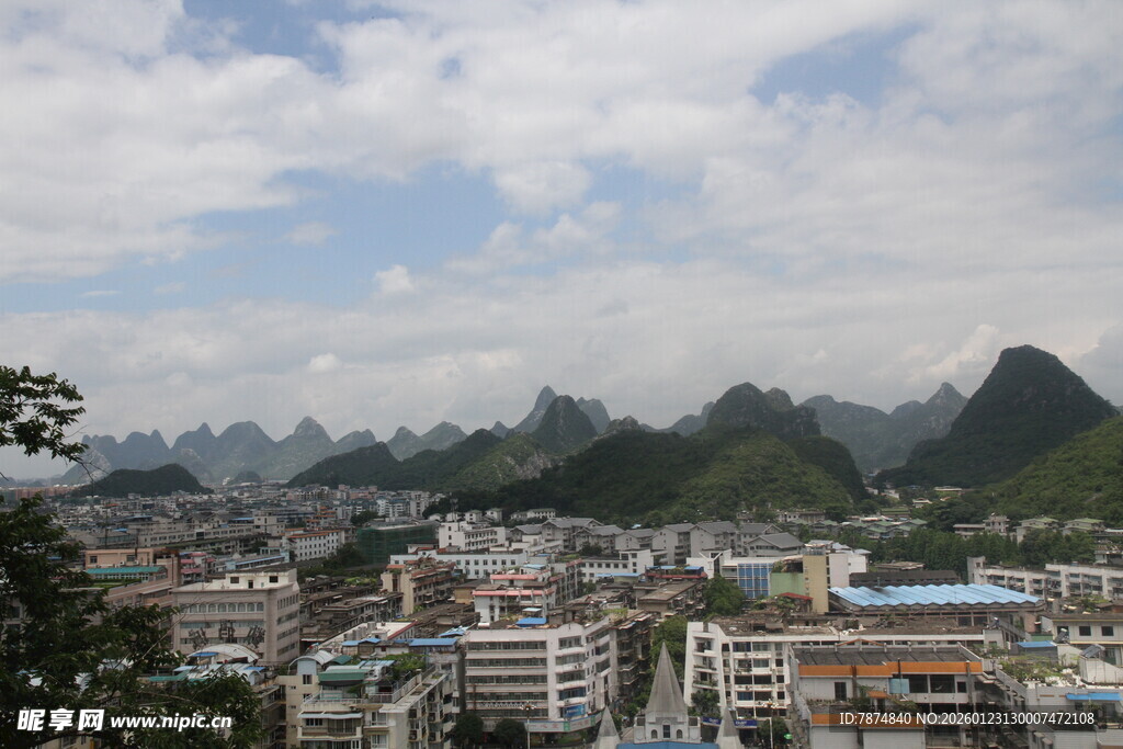 桂林城市与山峦风光