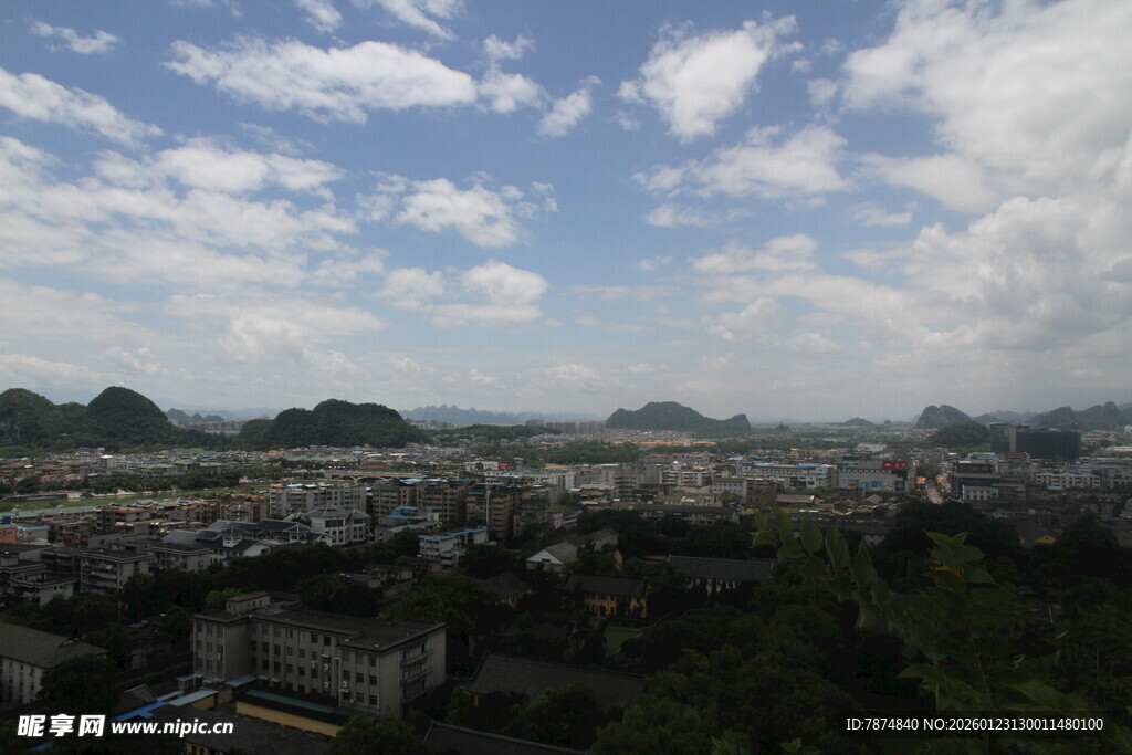 俯瞰城市与山峦美景