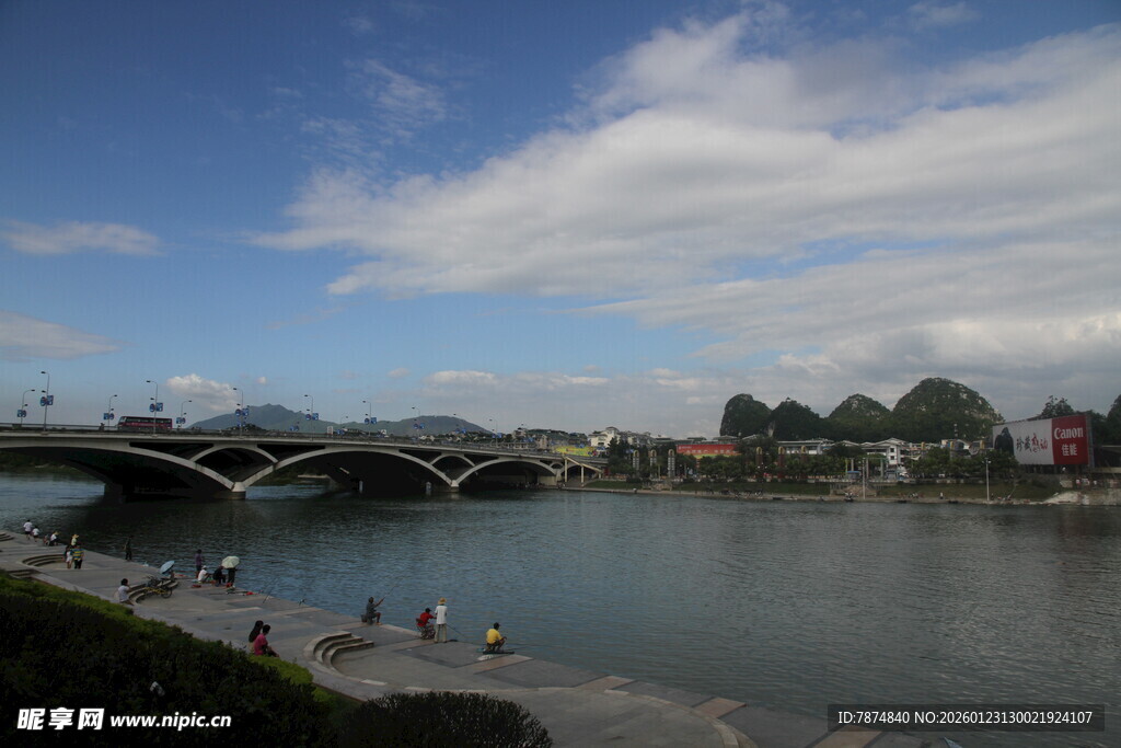 河畔古桥风景图