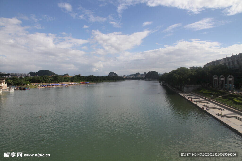 河畔风光 宁静河水与蓝天