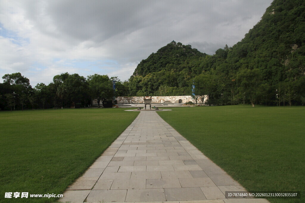 绿野中的蜿蜒小径