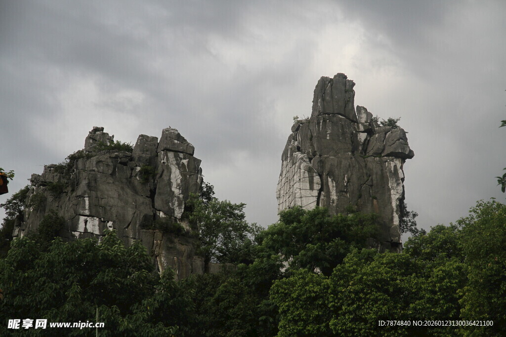 奇特石林景观 云雾缭绕