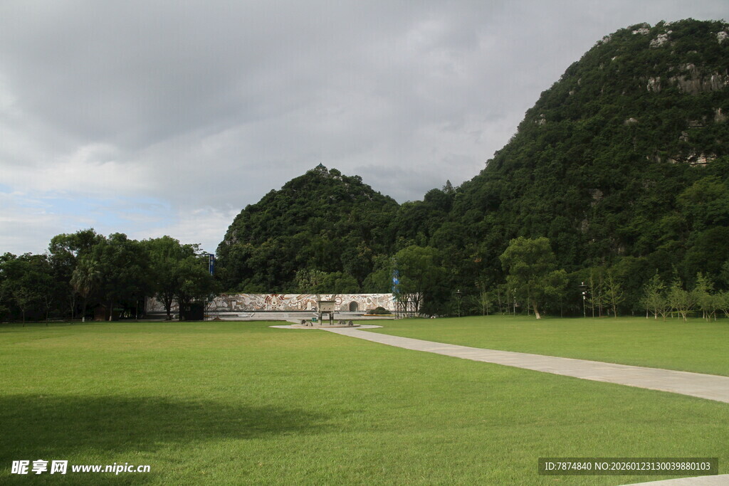 山间绿野中的开阔景致