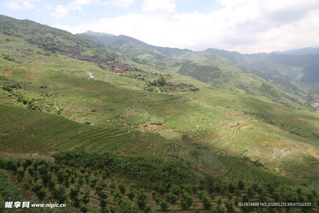 青山绿野间的自然美景