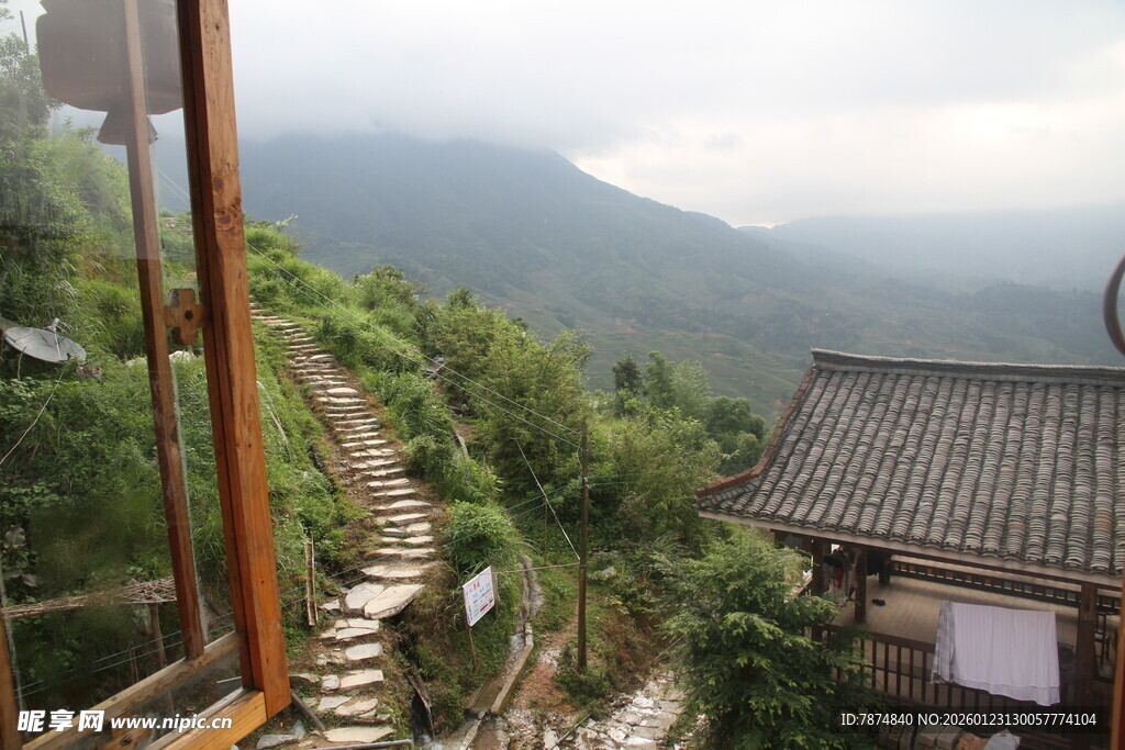 山间小屋旁的秀丽自然景致