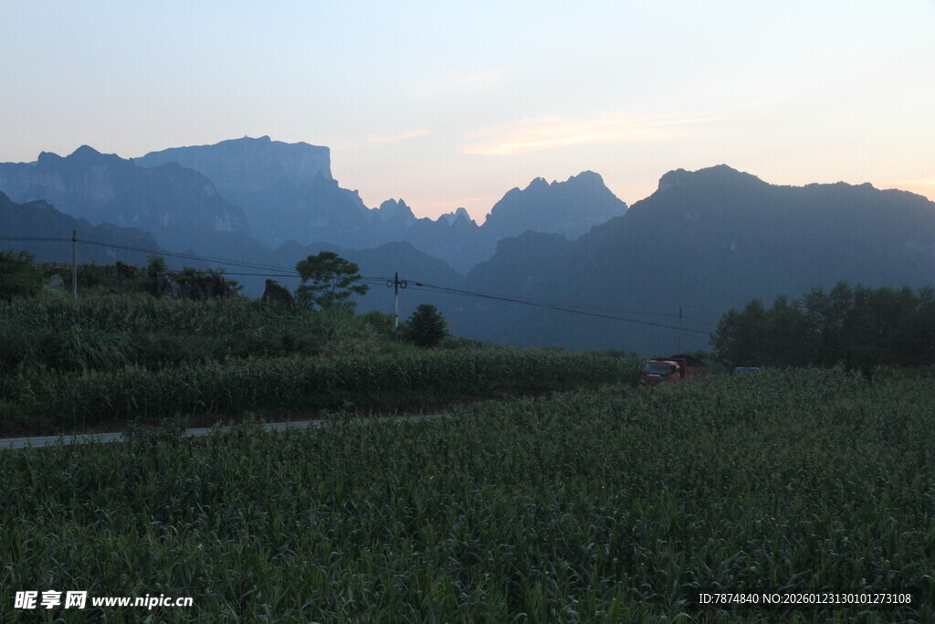 山间田野的静谧风光