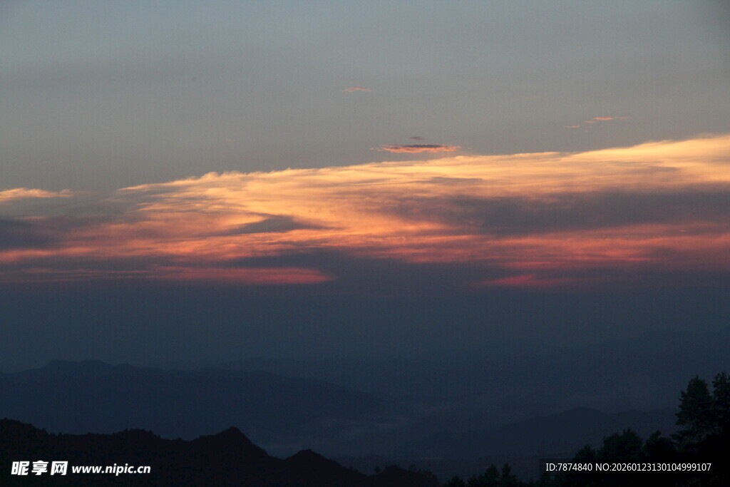 黄昏时分的绚丽天空景色