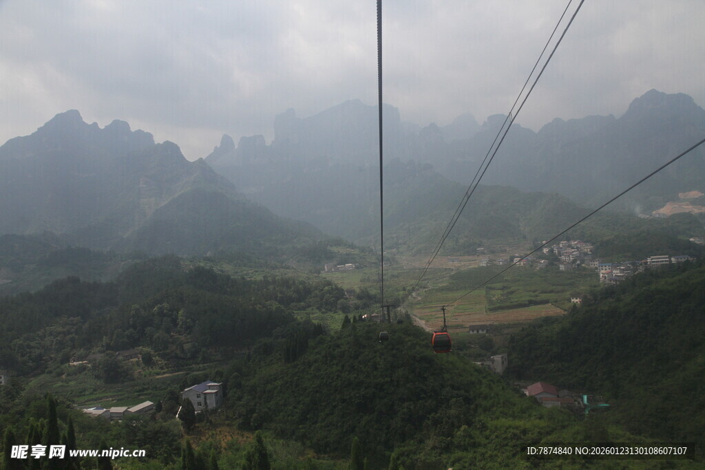 山间索道景色