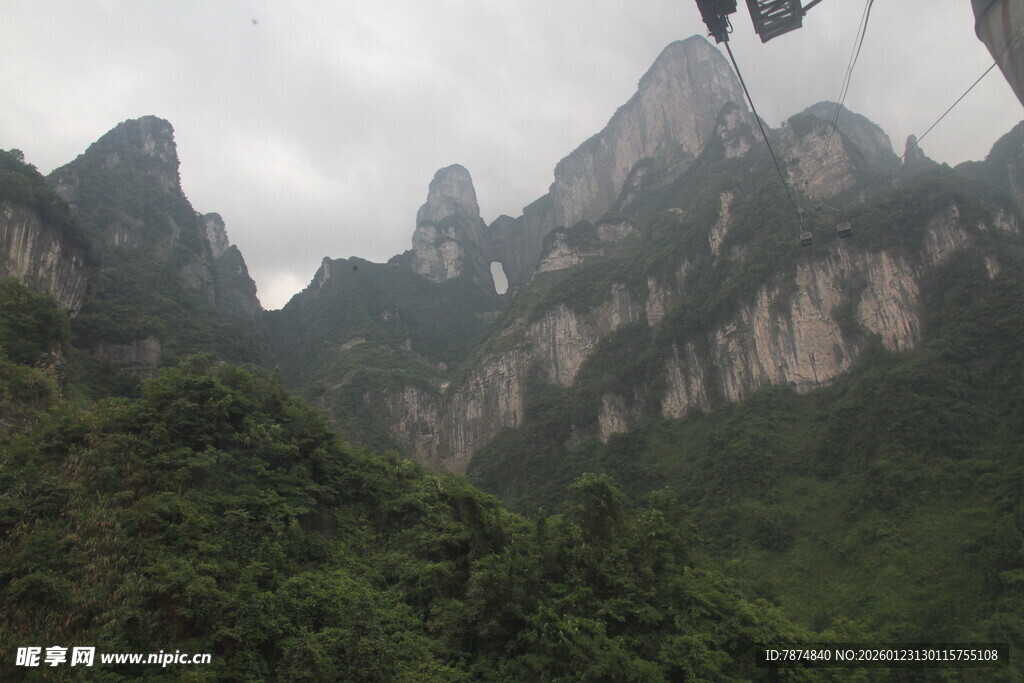 云雾缭绕的壮丽山峦
