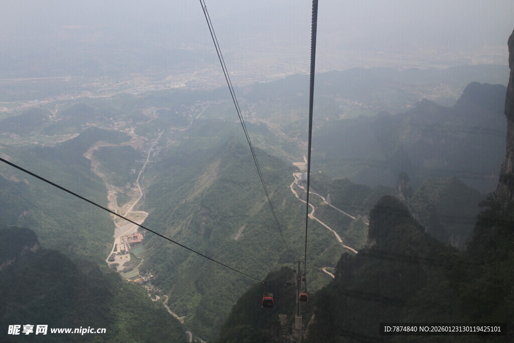 高空索道俯瞰壮丽山川