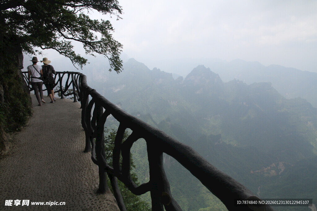 山间栈道赏秀丽风光