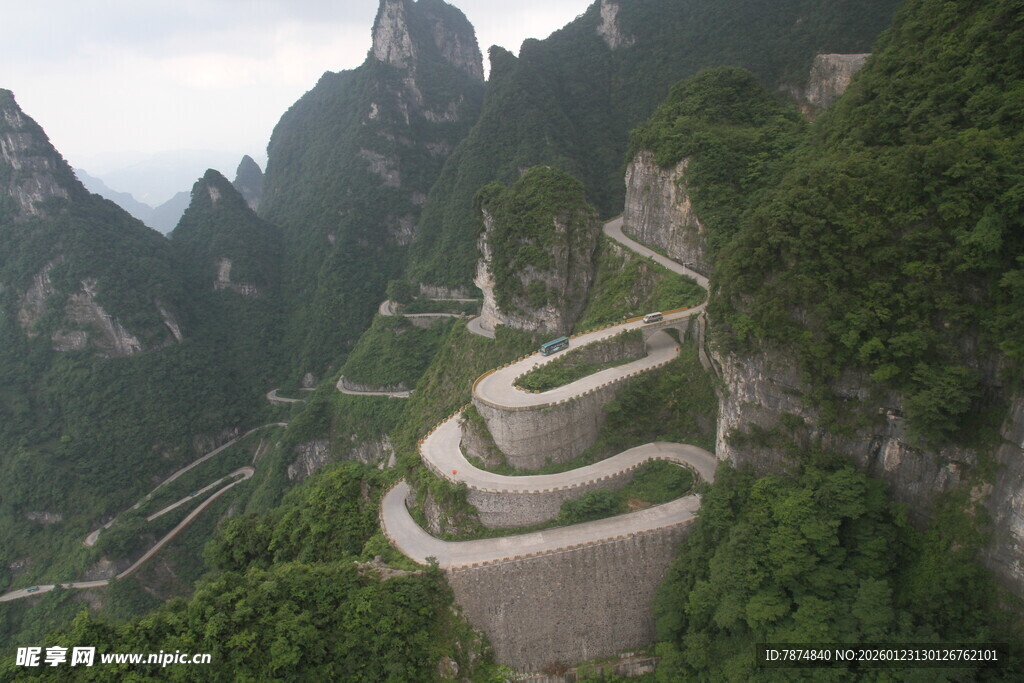 山间蜿蜒公路 景色壮美