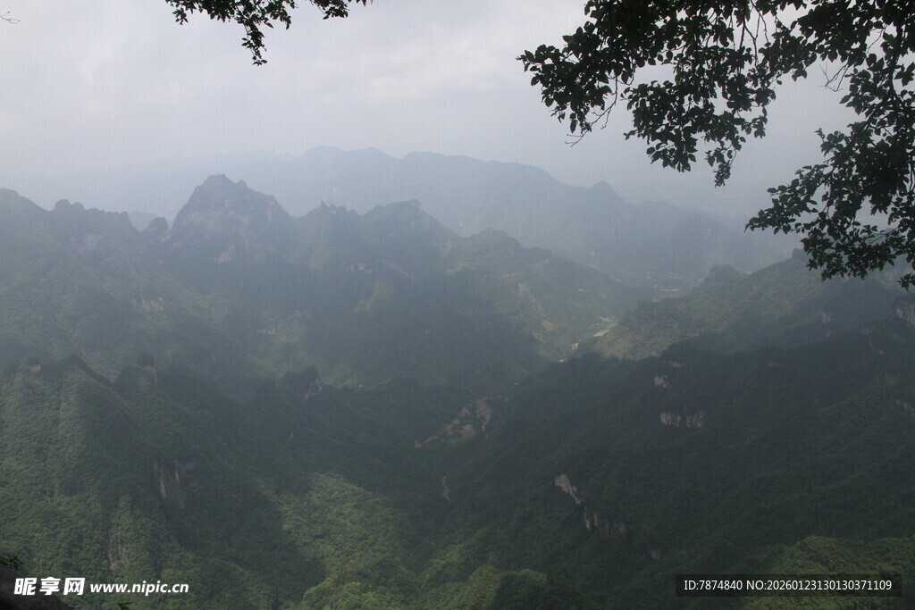 山峦叠翠的壮美自然景观