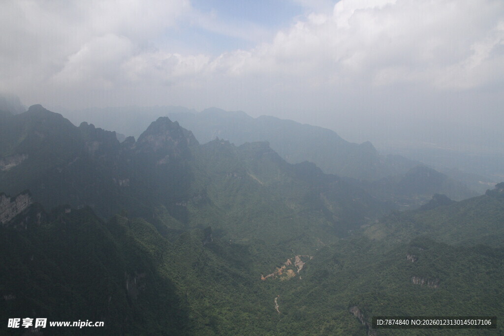 壮美山峦云海景观