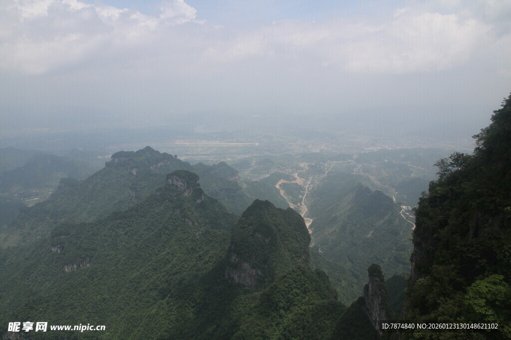 山峦叠翠间的壮美风光