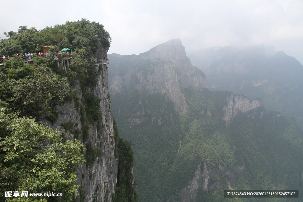 悬崖观景处的壮美山景
