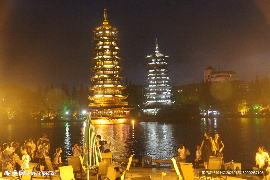 夜晚湖畔璀璨古塔景观