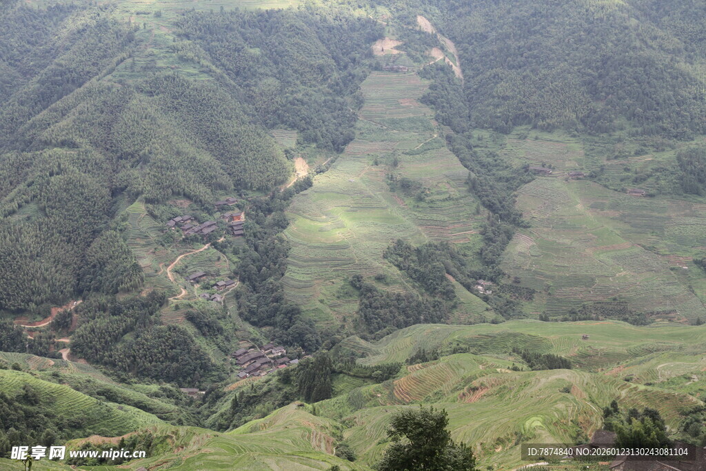山间蜿蜒道路景观