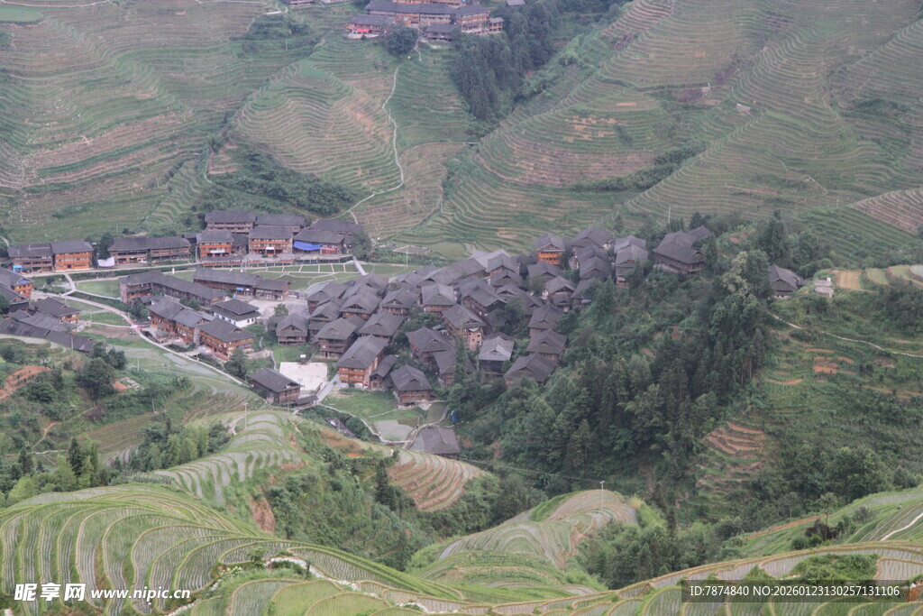 山间村落隐于梯田之中