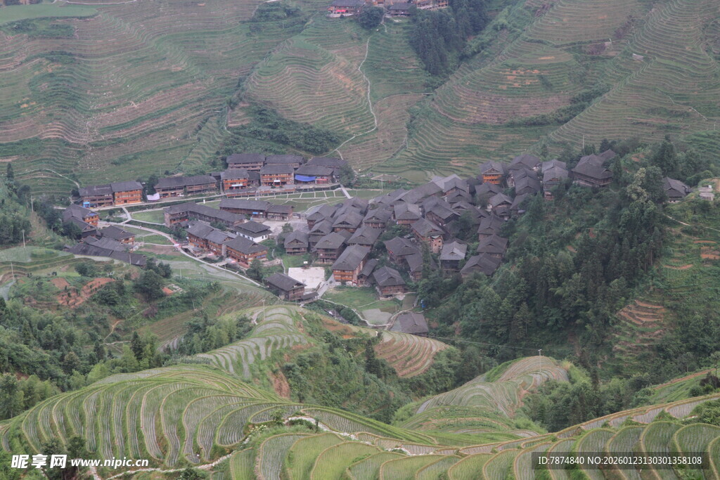 山间村落 绿意环绕的景致