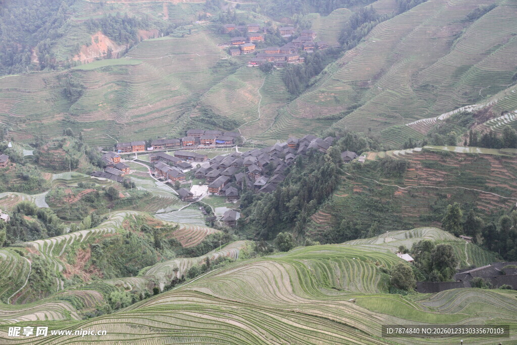 山间梯田村落美景