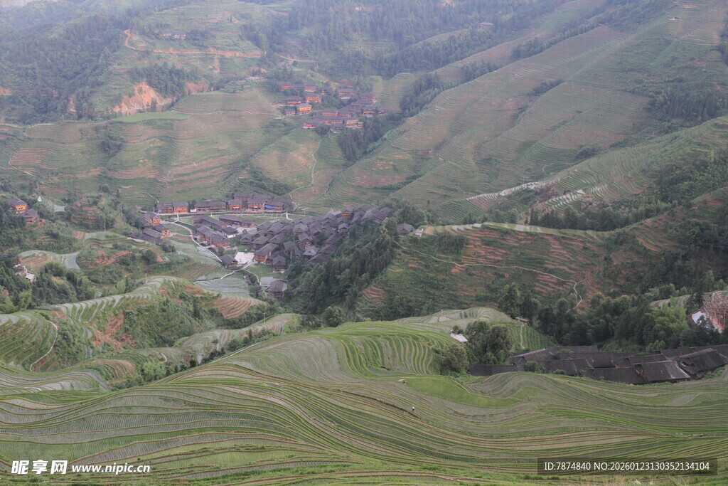 山间梯田村落美景