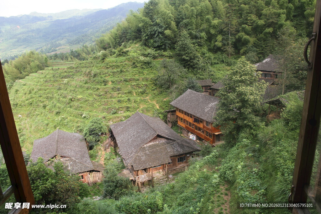 山间村落 古朴民居隐于绿林