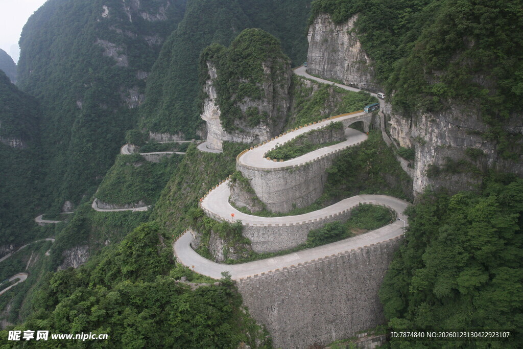 蜿蜒盘旋的山间公路奇观