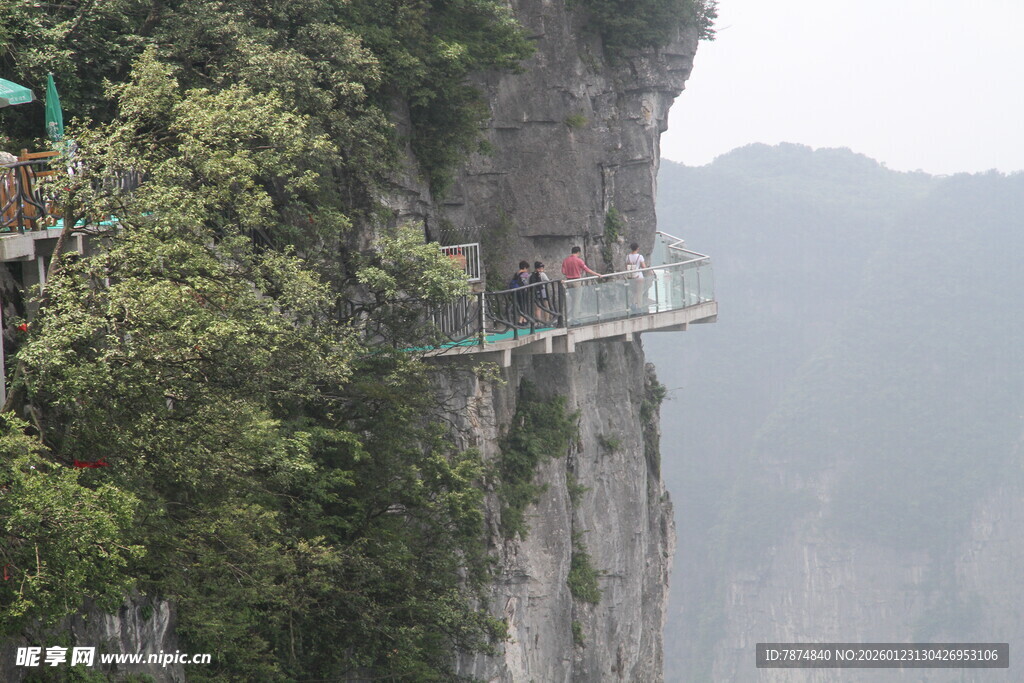 悬崖上的玻璃栈道景观