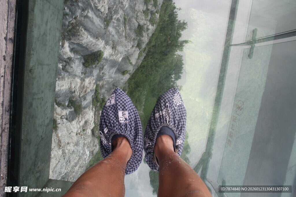 玻璃栈道上的运动鞋