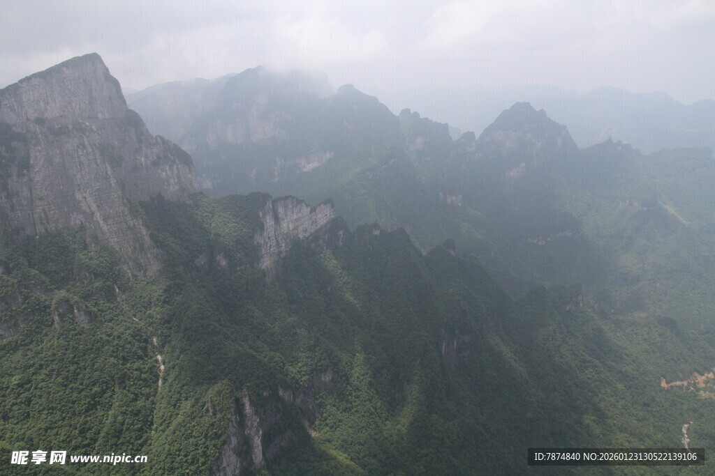 云雾缭绕的壮丽山峦