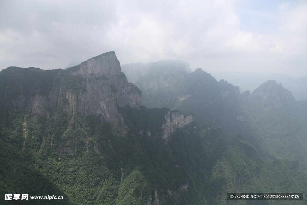 云雾缭绕的壮美山峦