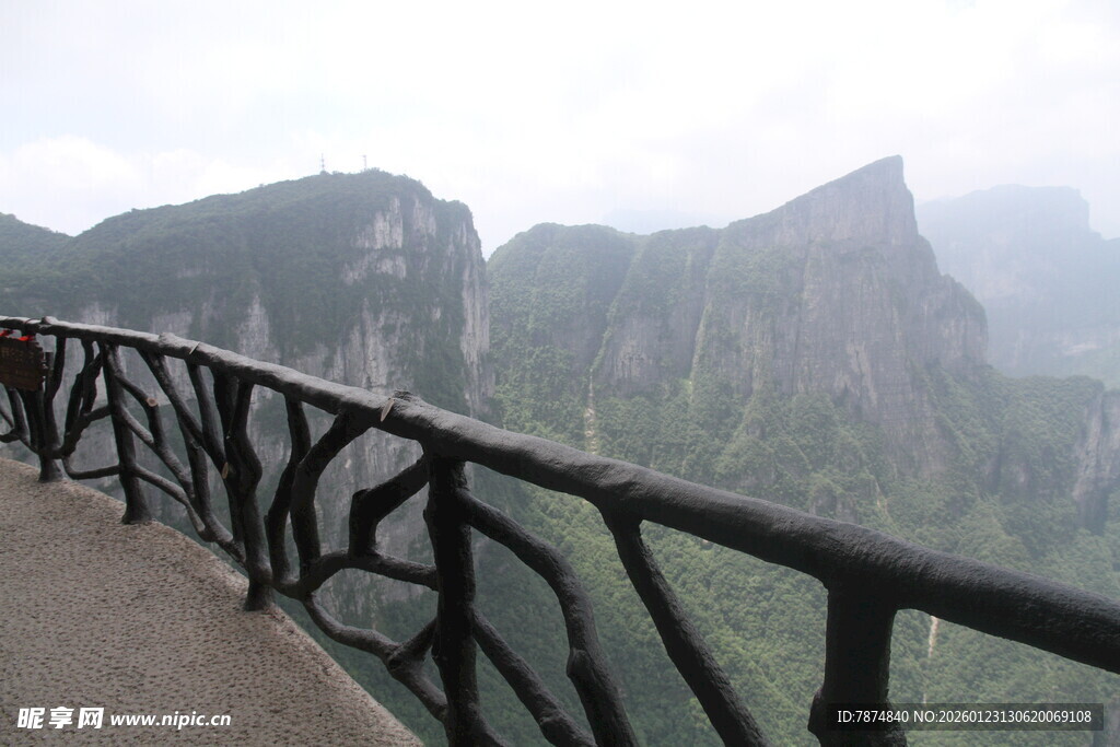 山间栈道赏壮丽山景