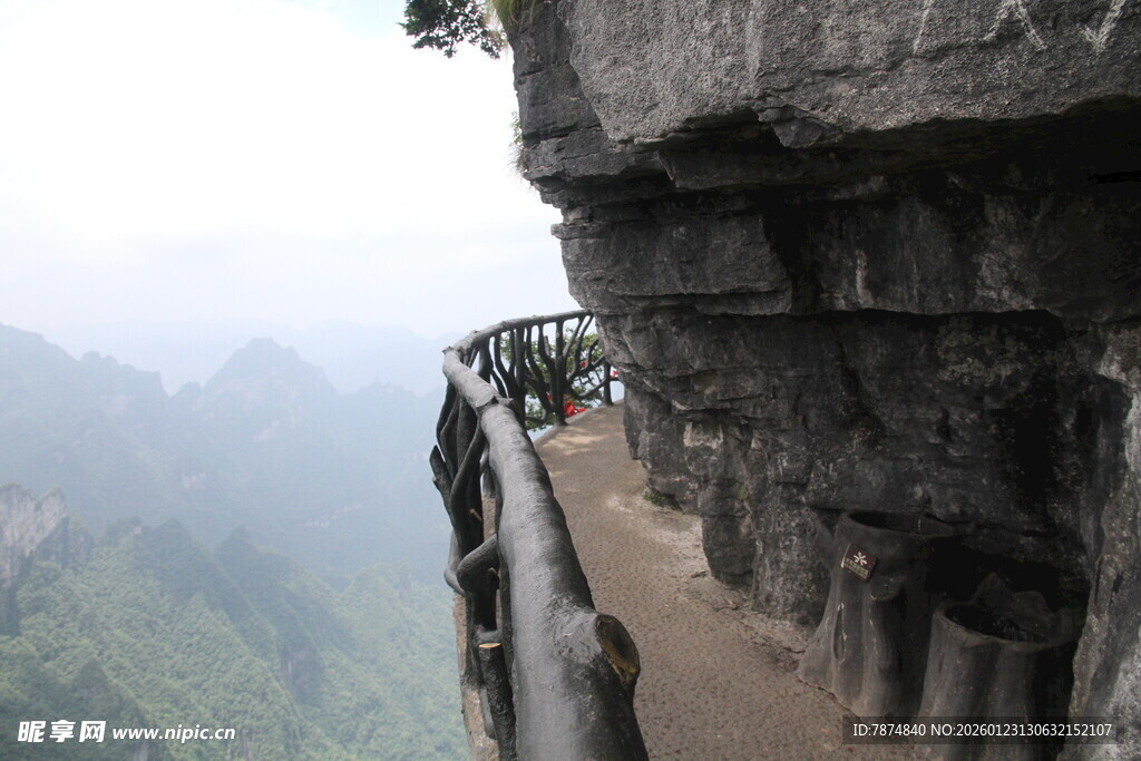 悬崖边的惊险栈道