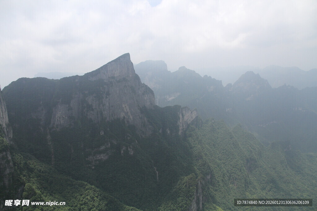 巍峨山峰云雾缭绕之景