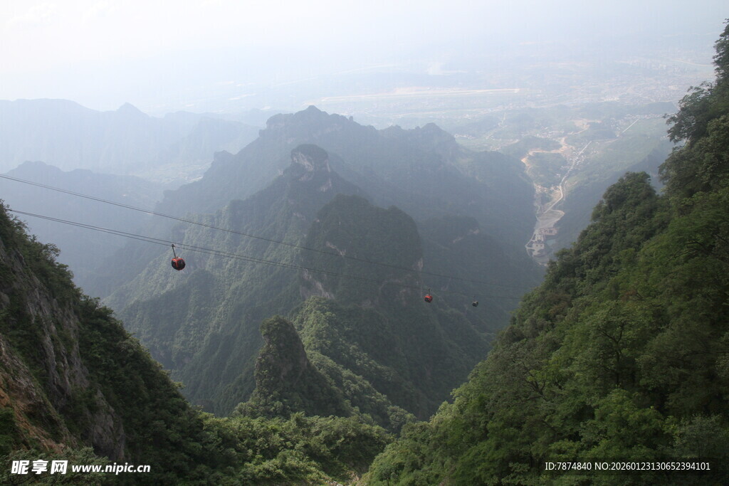 峡谷间缆车穿梭美景