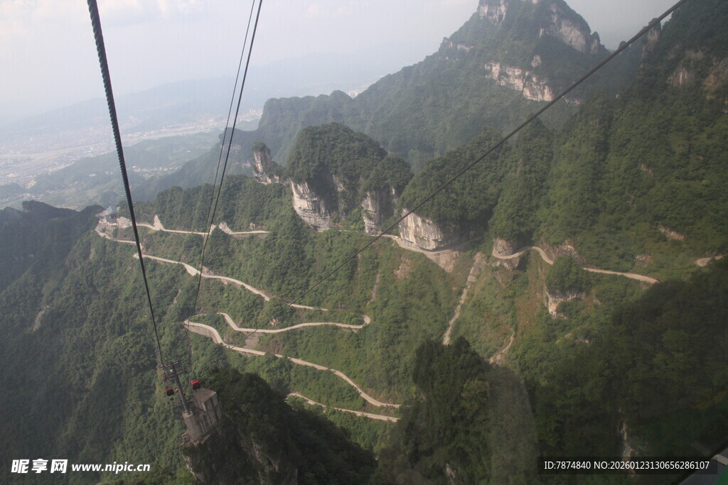 高空俯瞰山间蜿蜒公路