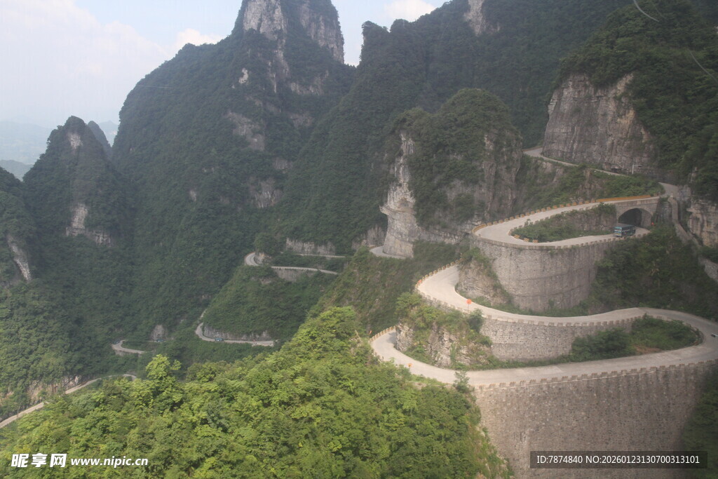 山间蜿蜒公路 美景如画
