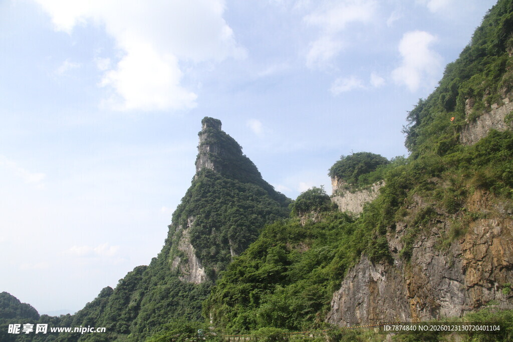 峻峭山峰绿意盎然