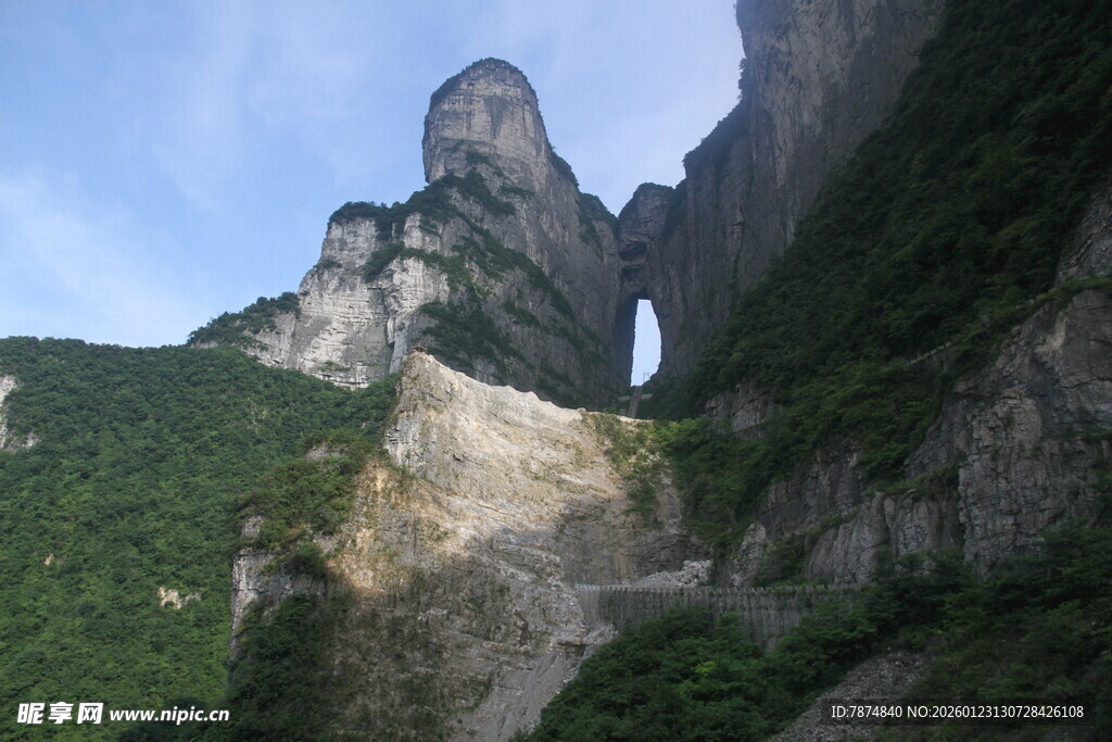 天门山壮观天然穿山洞穴