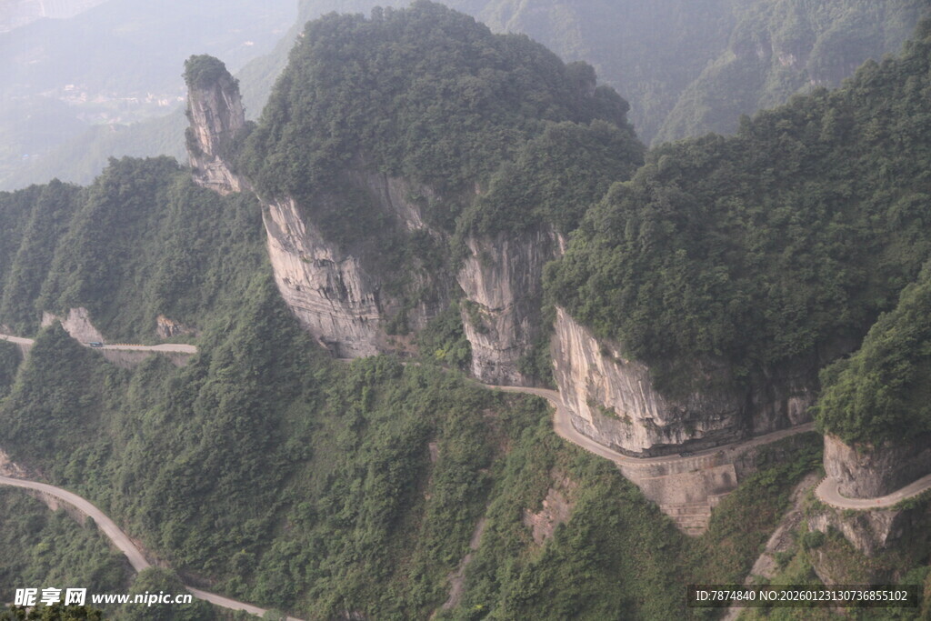 山间蜿蜒公路与峻峭山峰