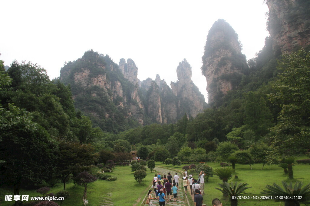 张家界奇峰下的游人景致