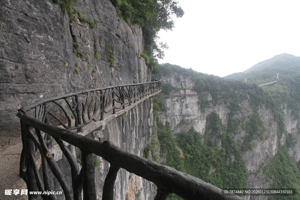 悬崖栈道景色壮观