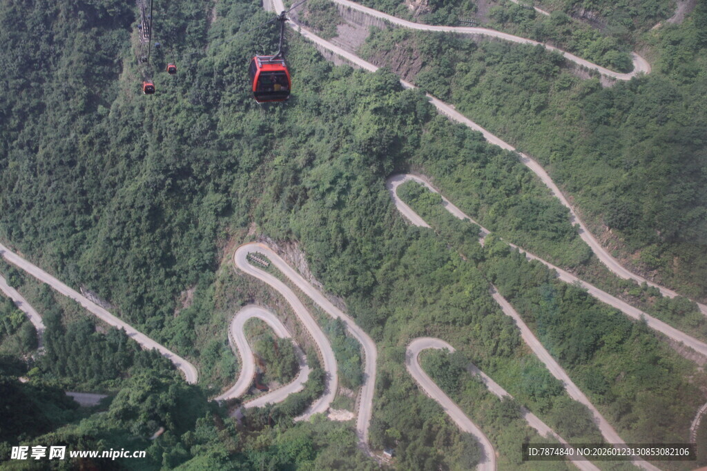 蜿蜒山路间的空中缆车